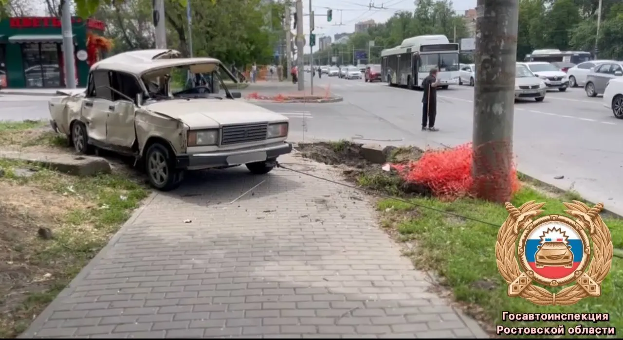 ДТП на проспекте Михаила Нагибина случилось в 10:40 у дома №49: водитель автобуса проехал на запрещающий сигнал светофора, в результате столкновения пострадали водитель и пассажир легковушки.