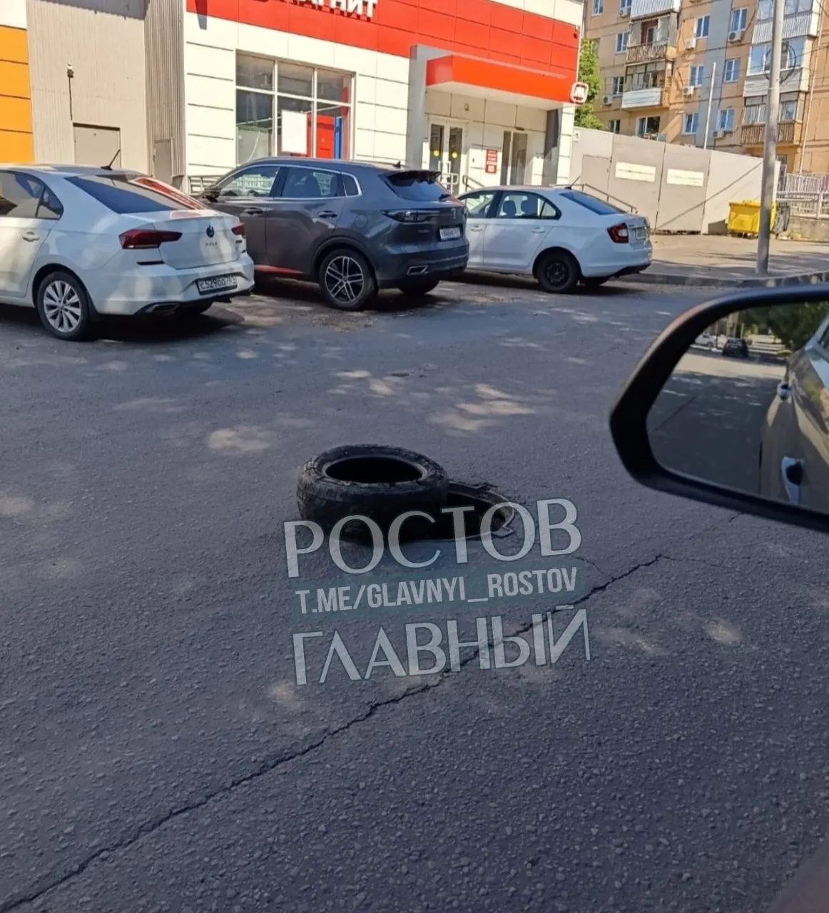 На участке у дома №29 на Автомобильной уже более недели открыт люк, рядом образовалась крупная яма после ремонтных работ — обращения в службы пока не помогли.