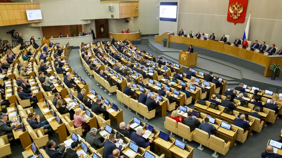 Поправки в бюджетный кодекс дают кабинету право увеличивать расходы и внутренний госдолг сверх установленных лимитов — закон принят в ускоренном порядке. Изменения объясняют необходимостью оперативно реагировать на быстрые экономические сдвиги на фоне роста дефицита бюджета.