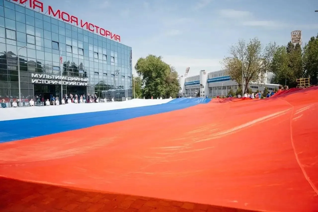 В историческом парке «Россия — моя история» накануне Дня России прошла церемония открытия выставки и разворачивание государственного флага площадью 1500 м².