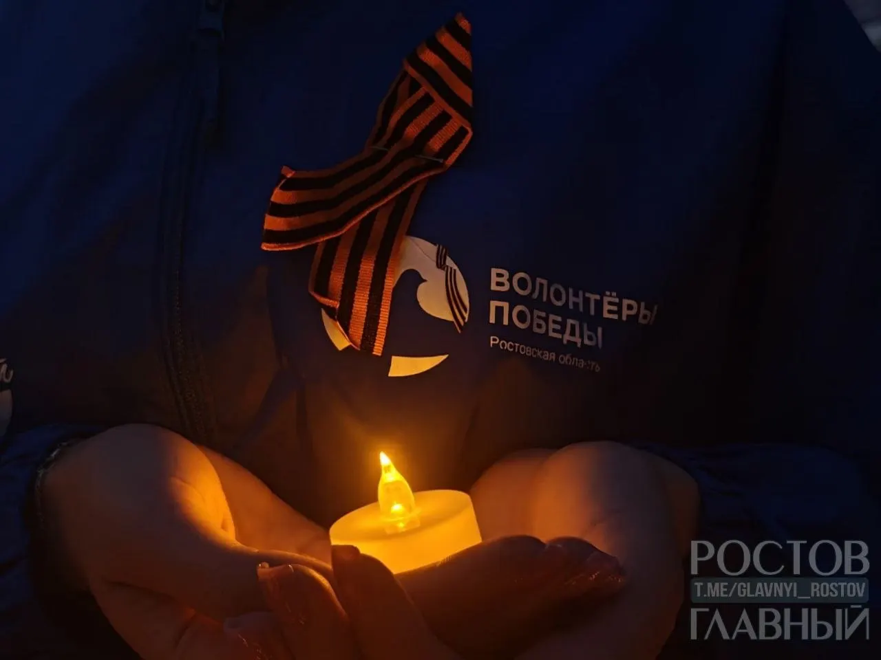 Возле корпуса Южного федерального университета жители Ростова-на-Дону зажгли 200 свечей в память о погибших в годы Великой Отечественной войны. Подобные акции проходят по всей стране.