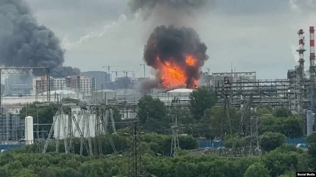 Ночью 18 июня по Москве и Московской области нанесён удар беспилотниками: повреждён нефтеперерабатывающий завод в Капотне, загорелся торговый комплекс, власти сообщают о сотнях сбитых дронов.