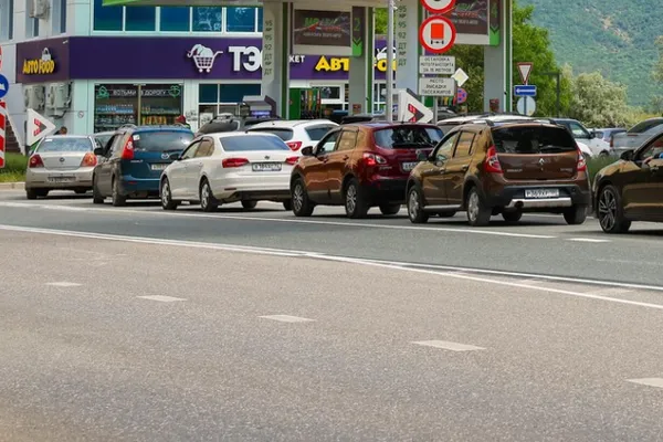 В Закамском районе Татарстана в результате массированной атаки беспилотников пострадали промышленные объекты и как минимум один жилой дом; есть пострадавшие, на место выехал премьер-министр республики.