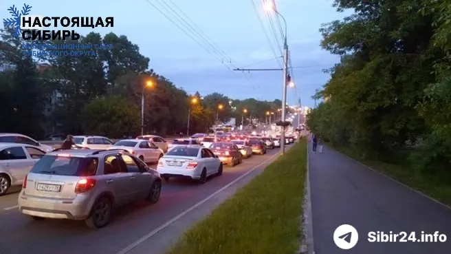 В Иркутске из‑за жестких лимитов на АЗС водители проводят в очередях по несколько часов, часть сетей ушла на обслуживание только корпоративных клиентов. Власти направили запросы в Москву и ищут способы обеспечить скорую и спецтранспорт.