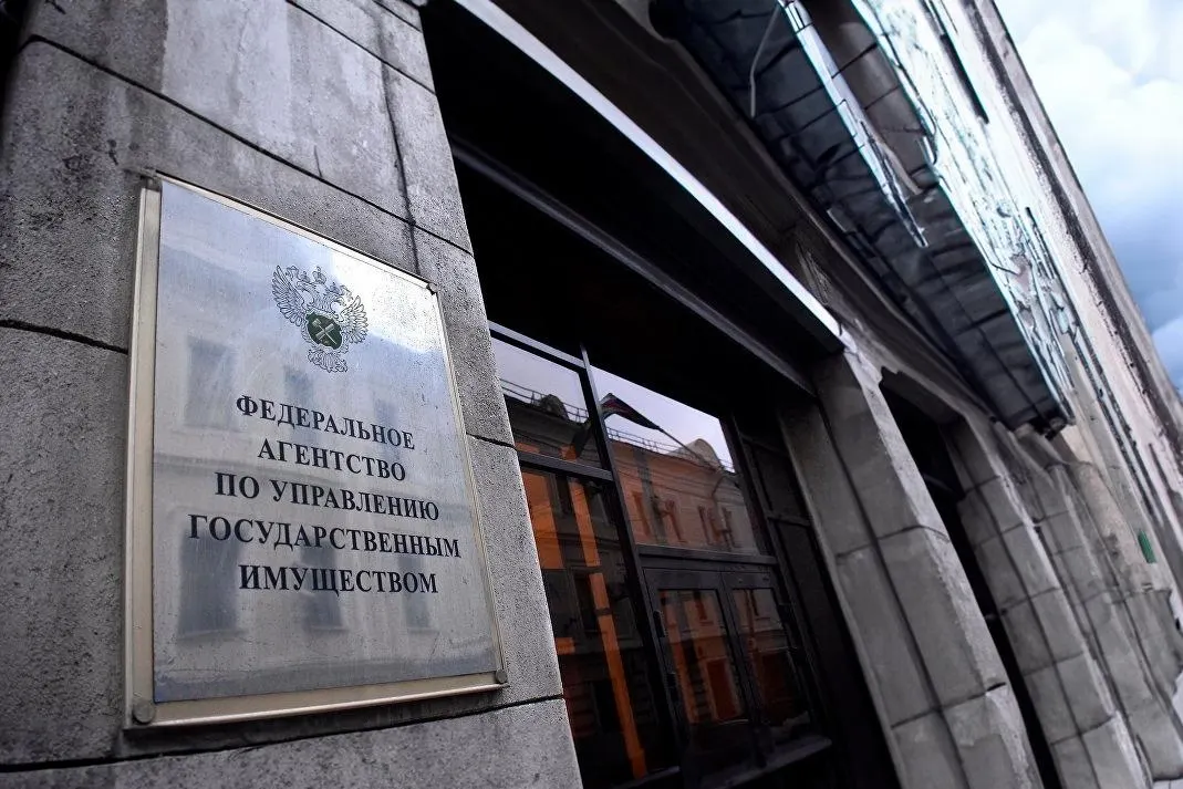 Закон отменяет ценовой порог и шестимесячную паузу между аукционами — теперь любые конфискованные квартиры можно будет выставлять на продажу. Росимущество располагает примерно тремя тысячами таких объектов.