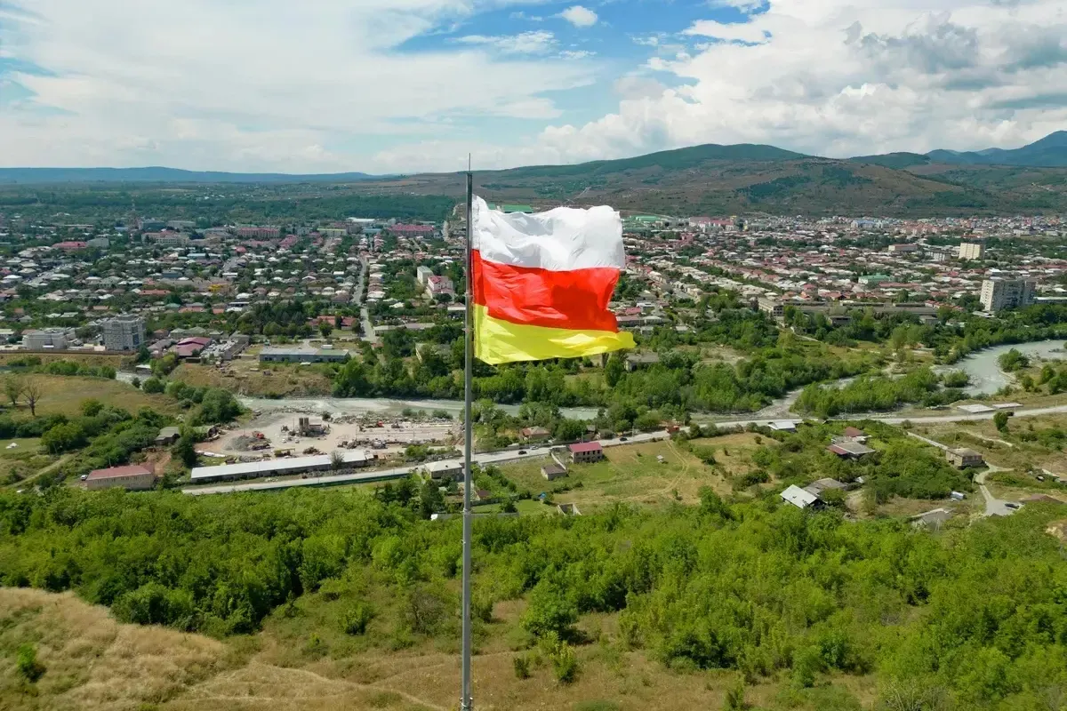 Назначенный временно руководитель Южной Осетии провёл проверки на границе, пообещал разобраться с невыплатами дорожникам и оказался в центре обсуждения экспертов о росте контроля со стороны России.