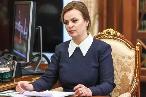 Указ о включении в президиум подписан президентом и опубликован на официальном правовом портале. Анна Цивилева — статс‑секретарь‑заместитель министра обороны и председатель фонда «Защитники Отечества»; по расследованию, она является родственницей президента.