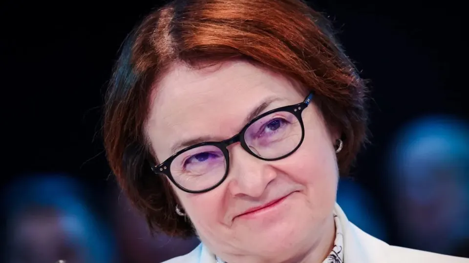 Долгое отсутствие главы Центробанка и ожидаемое её появление 19 июня совпали с серьёзными изменениями в бюджетном регулировании и обсуждением снижения ключевой ставки. Принятые поправки расширяют возможности заимствований и перераспределяют ресурсы в пользу военных нужд — это меняет роль ЦБ и усиливает риски для экономики.