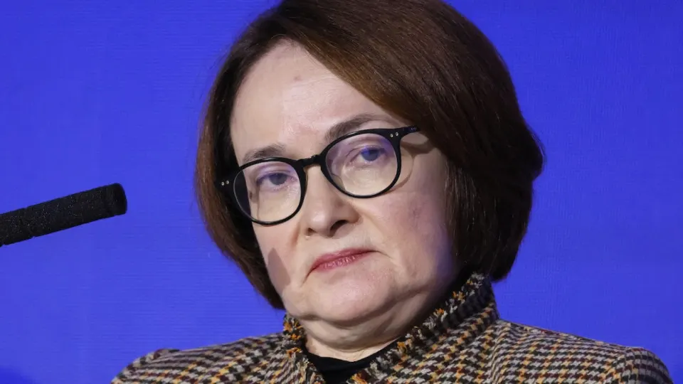 Резкий рост цен на бензин и масштабное сокращение выпуска нефтепродуктов усиливают инфляцию — это уменьшает шансы на существенное смягчение денежно-кредитной политики в ближайшие месяцы.
