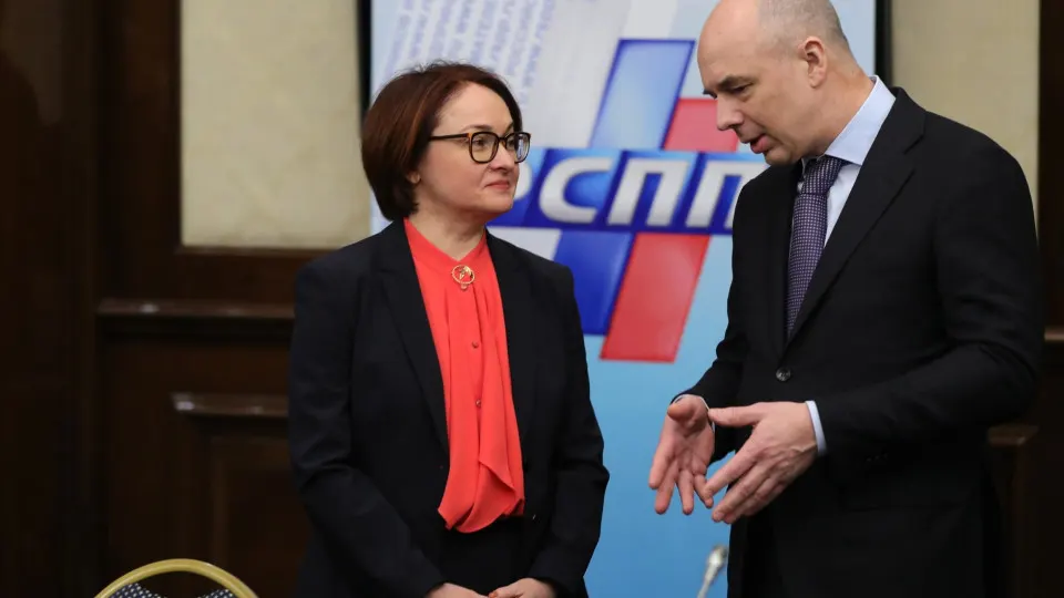 Минфин и Центробанк доложили президенту, что текущие расходы на войну приближаются к уровню, несовместимому с бюджетом: дефицит вырос, экономика сокращается, власти обсуждают сокращения в других сферах, тогда как Минобороны требует сохранить или увеличить финансирование.