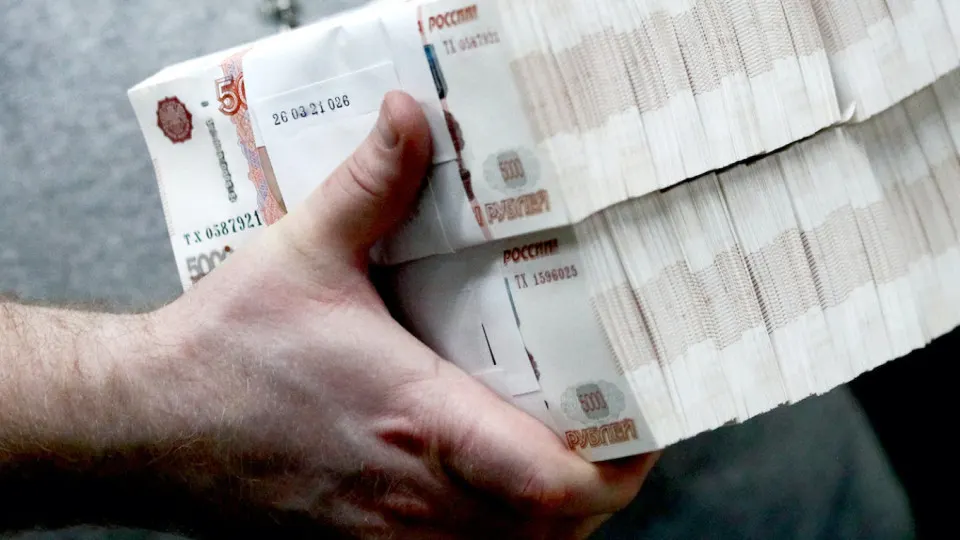Сбербанк отмечает значительный рост спроса на наличные на фоне сбоев в интернете и опасений по налогам. В апреле из банков вывели рекордные 600 млрд руб., Центробанк с 1 июня ужесточил контроль за операциями с наличными.