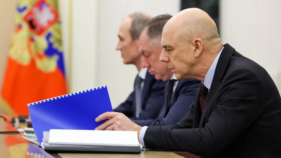 Индекс RGBI резко просел, а доходности длинных облигаций федерального займа поднялись до рекордных за год 15,5% — рынки реагируют на рост бюджетных расходов, сохраняющуюся инфляцию и осторожность Центробанка.