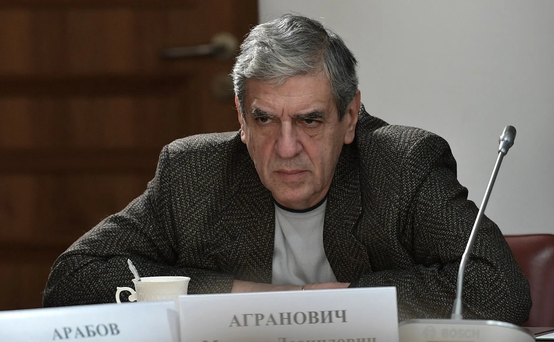 Операторский факультет объявил набор в специальную группу режиссёра Михаила Аграновича: бесплатное обучение с 2027 года при условии заключения годового контракта с Минобороны в войсках БПЛА. Обещают жильё, статус ветерана и льготы; правозащитники предупреждают о рисках обещаний по увольнению.