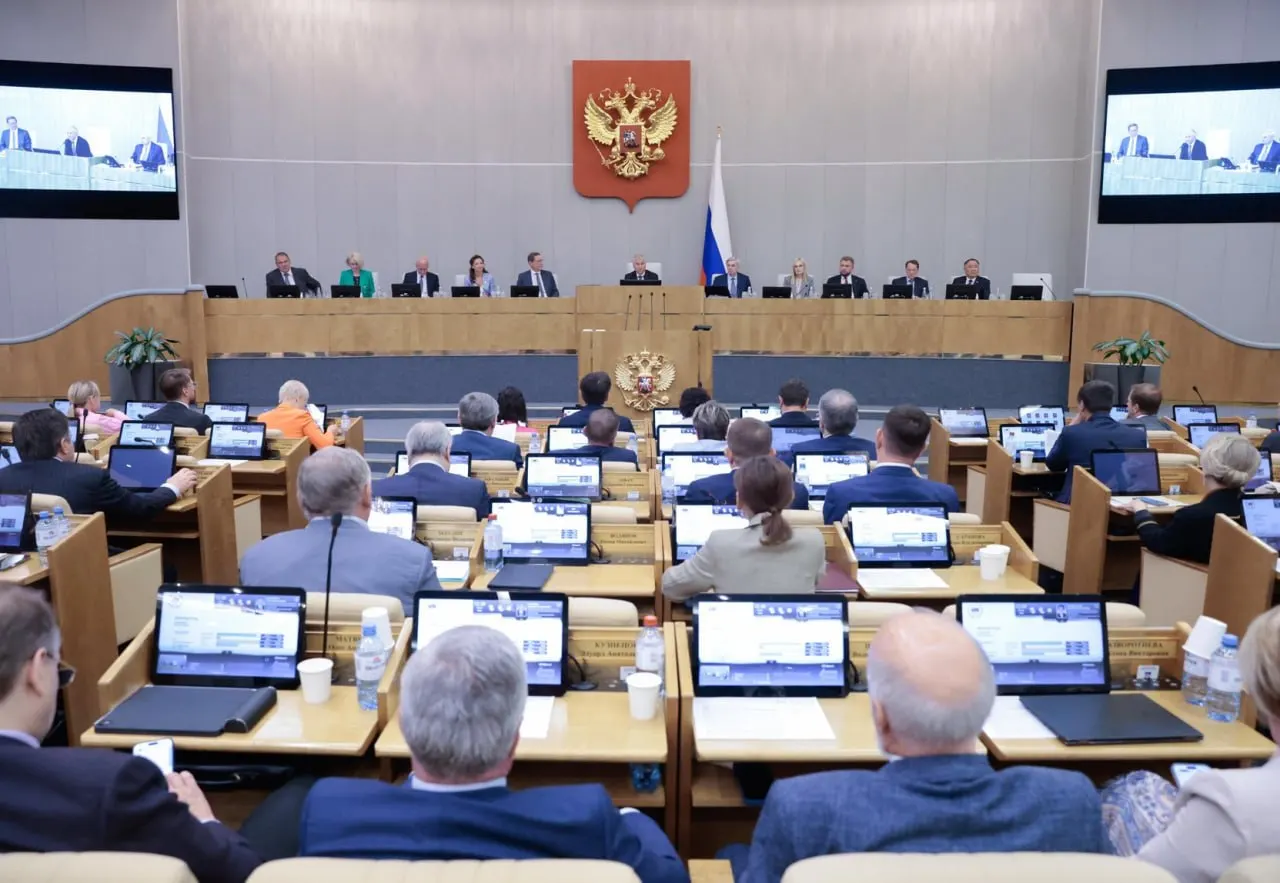 Анализ данных системы законодательной деятельности показывает, что большинство принятых законопроектов исходят от правительства и президента, тогда как депутатские инициативы проходят заметно реже.