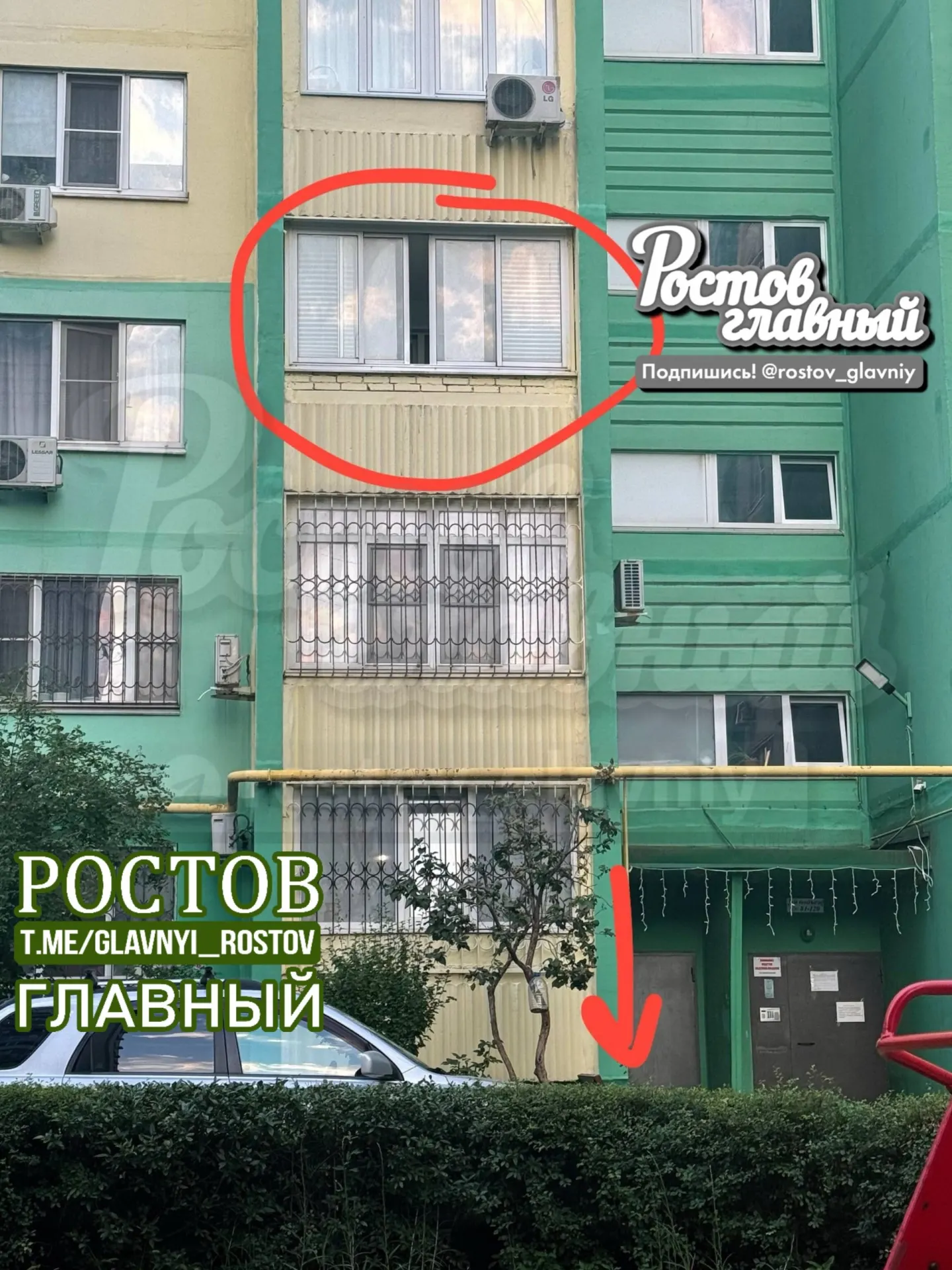 Очевидец сообщил, что мужчина на балконе дома по адресу 2-я Краснодарская, 143/1 постоянно курит и однажды целенаправленно плюнул на прохожих; в сети появились фотографии с места.