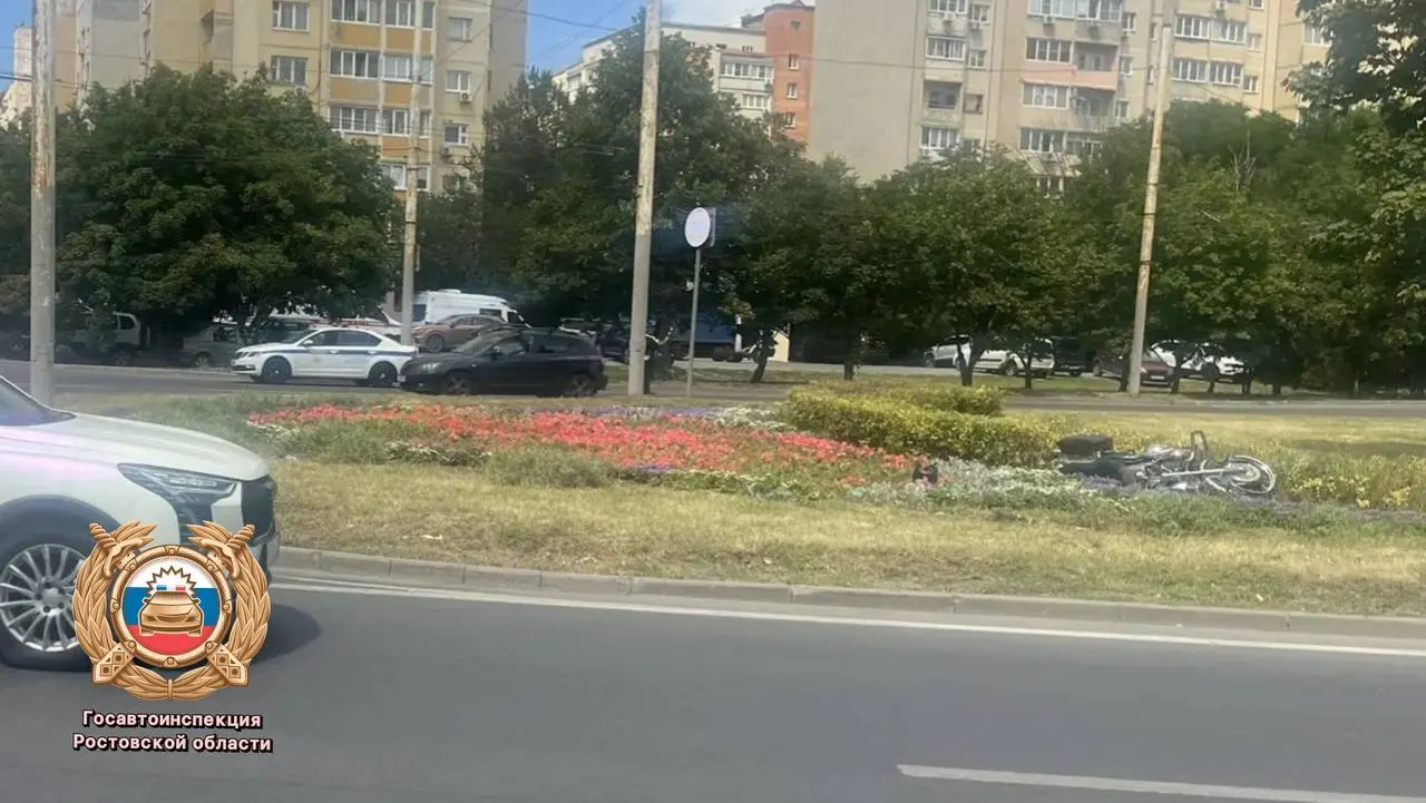 41‑летняя блогер и мотоциклистка Софья (известная как Соната) погибла в ДТП на Таганрогской улице 17 июля: мотоцикл врезался в бордюр, её госпитализировали, но спасти не удалось. У неё осталось двое детей.