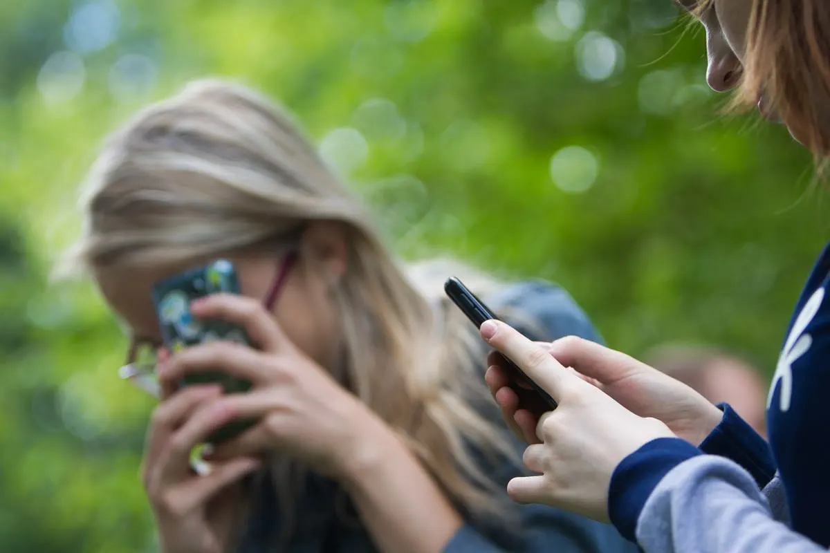 Закон даст возможность родителям сообщать оператору, что SIM‑карта принадлежит ребёнку: это позволит блокировать контент 18+, ограничивать международные звонки и подключать бесплатный родительский контроль.