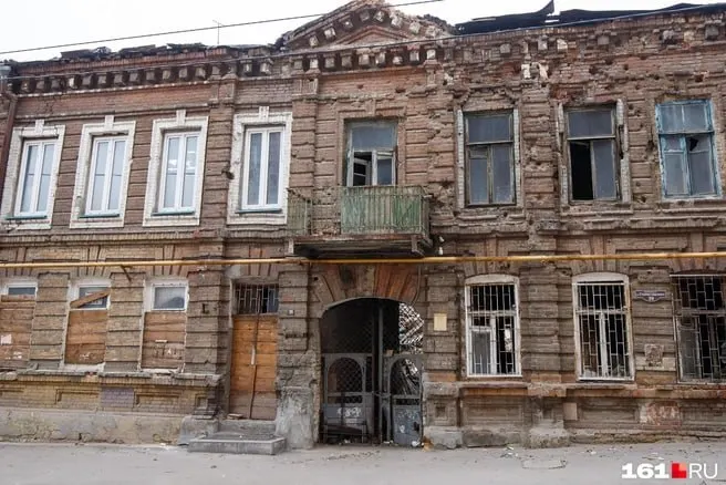 Аварийный дом начала XX века с историческими следами повреждений предлагают купить: начальная цена 10,7 млн рублей, торги пройдут 17 августа. Здание признано памятником архитектуры.