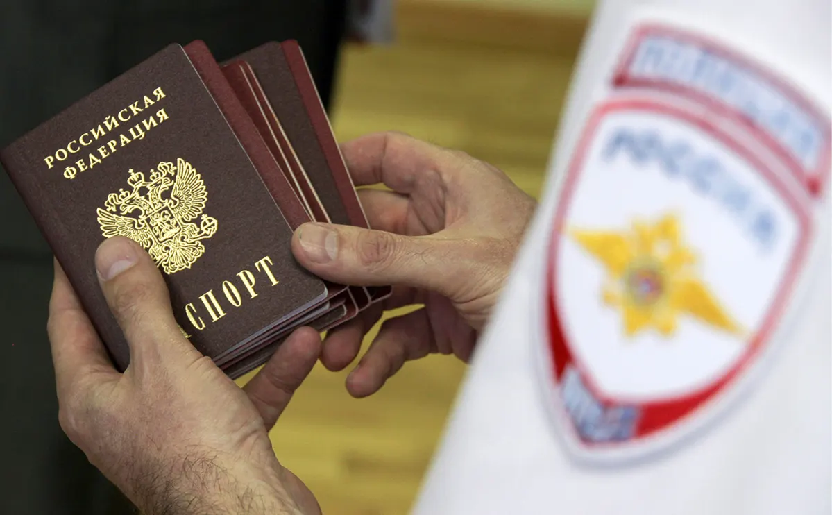 Собеседники в дипломатических кругах сообщили о подготовке инициативы: россиянам предлагают разрешать поездки в страны НАТО только группами не менее 10 человек, с сопровождением и по утверждённым маршрутам. Рассматривается также введение выездных виз. Официального подтверждения пока нет.