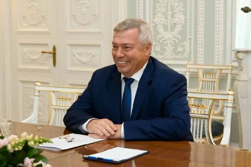 Из регионального бюджета выделили примерно миллион рублей на аренду двух кабинетов в центре Ростова для бывшего губернатора Василия Голубева; договор действует до конца 2026 года, в арендную плату включены коммунальные услуги, охрана и обслуживание.
