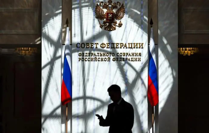 Пакет законов предусматривает отказ в консульских услугах, запреты на регистрацию как ИП и использование банковских приложений для таких граждан. Минюст создаст реестр, а судебные расходы будут удерживаться с замороженных счетов.