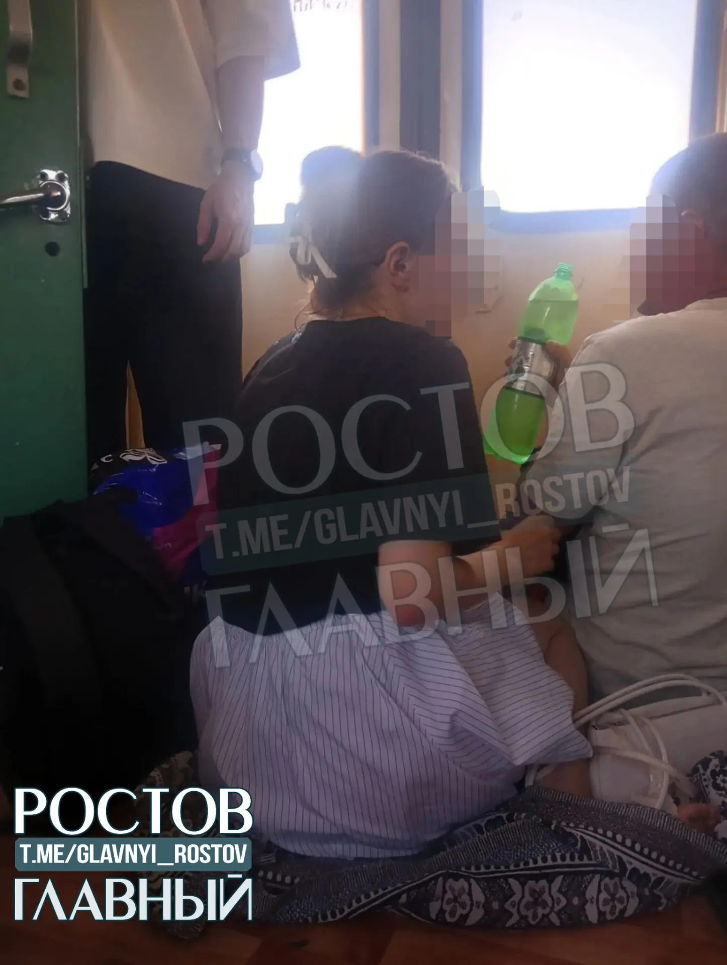 При возвращении из Ейска в Ростов пассажиры отмечают сильную переполненность электричек: мест не хватает, многие стоят, страдают дети и пожилые, а кондиционер в вагонах не работает.