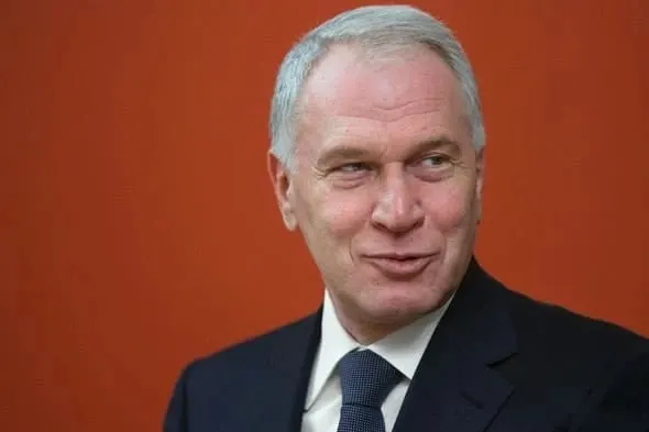 Президент вручил Ковальчуку орден за вклад в социальные проекты, сохранение культурно‑исторических ценностей и благотворительность. Его состояние оценивают примерно в $2 млрд; ранее он уже получал IV степень ордена.