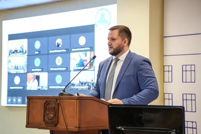 Сергей Анищенков возвращается на пост первого заместителя министра образования Ростовской области — его кандидатуру, по данным источников, продвигает новая министр Виктория Чернышова. Документы уже поданы, решение ожидают в ближайшие 7–10 дней.
