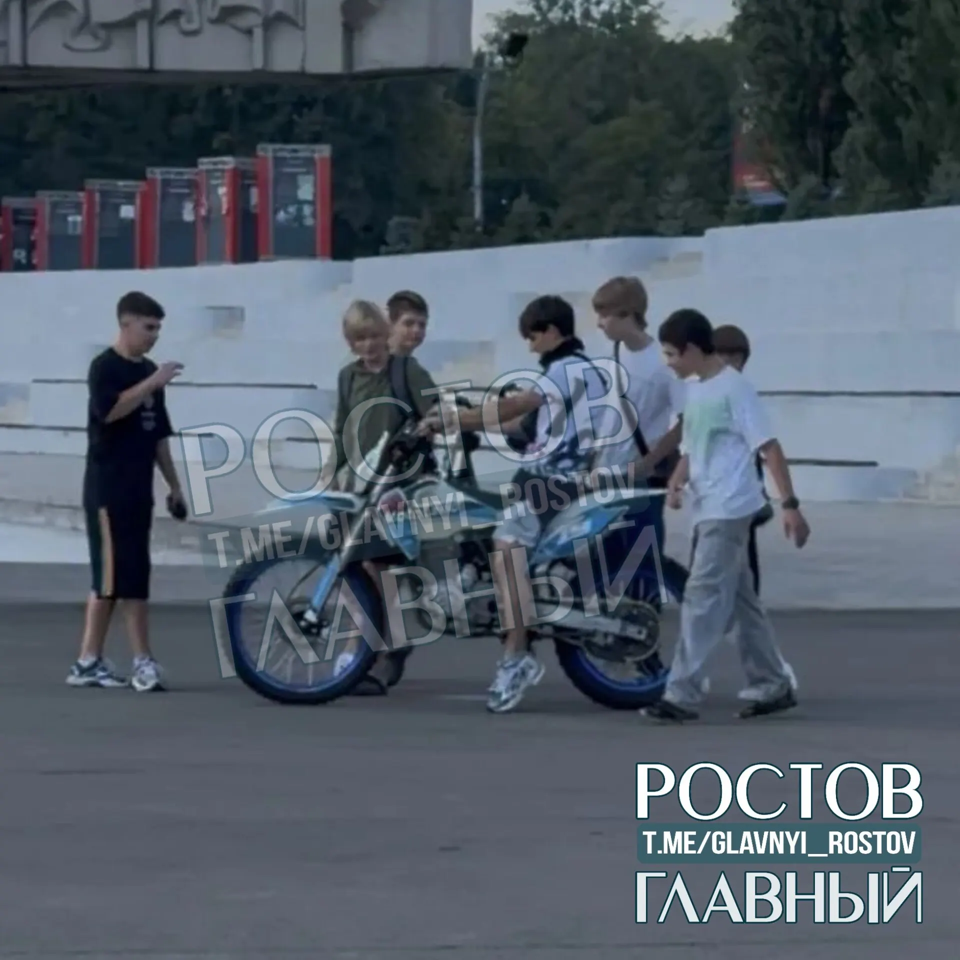 Местные возмущены ночными заездами подростков на мотоциклах у мемориала в центре Ростова: шум мешает и, по мнению горожан, это осквернение памяти. Люди просят усилить контроль в районе стелы.