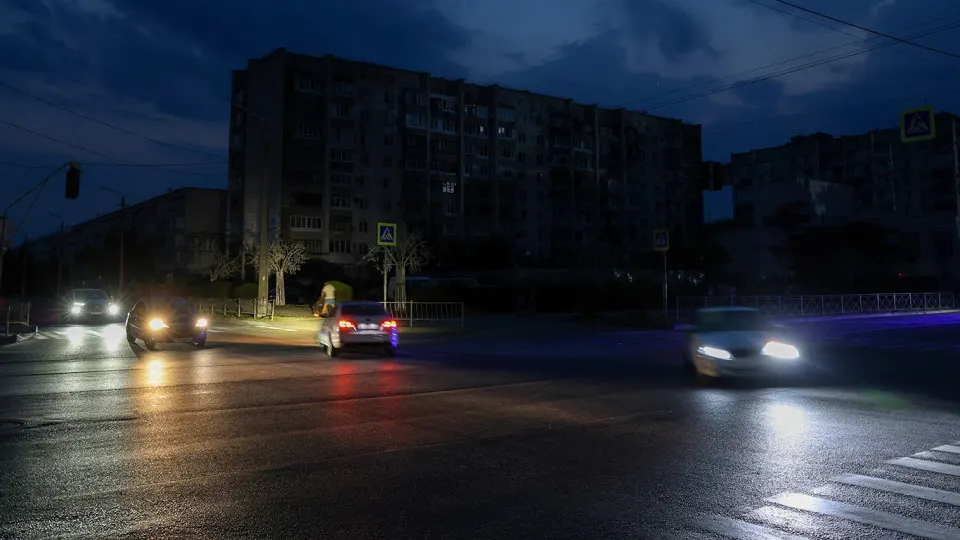 Из‑за дефицита топлива и роста цен в ряде регионов вводят ограничения на работу общественного транспорта: сокращают рейсы, увеличивают интервалы и поднимают стоимость проезда.