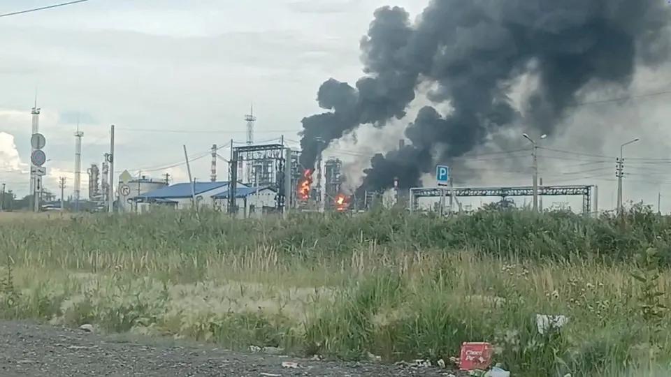 В июне производство нефтепродуктов в России сократилось на 12% и оказалось на 21,7% ниже уровня годичной давности; по итогам полугодия спад составил 7,7%. Удары по НПЗ и простои мощностей привели к дефициту топлива, росту цен и расширению импорта бензина и дизельного топлива.