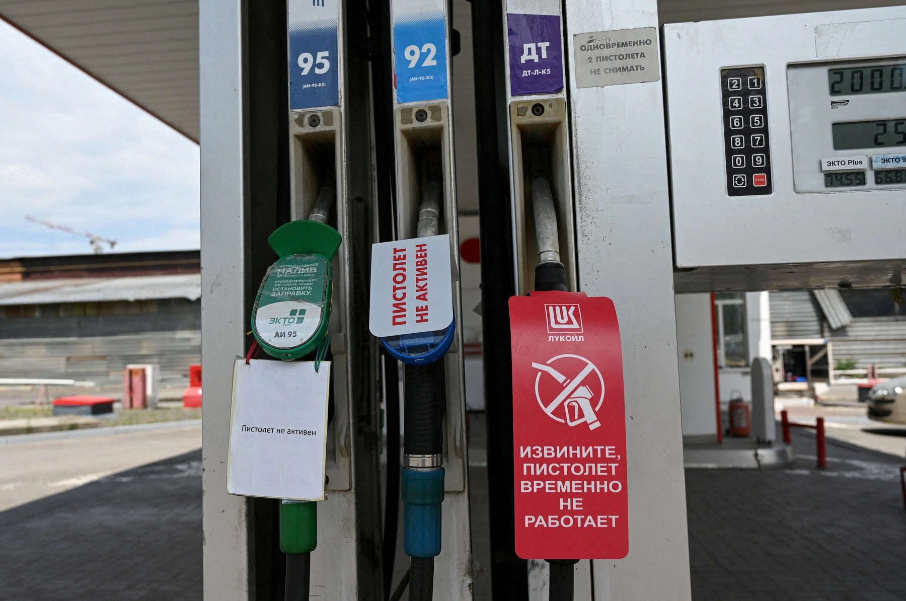 В июне поисковые запросы по теме наличия бензина резко выросли: фраза «где бензин» набрала около двух миллионов показов, спрос на присадки и карты заправок также ушёл в рост.