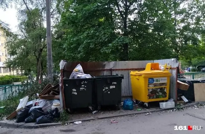 В Октябрьском районе вывоз мусора нарушен: регоператор сообщает о проблемах с топливом, контейнеры переполнены, жители жалуются на свалки на Добровольского, Ленина и Тимошенко.