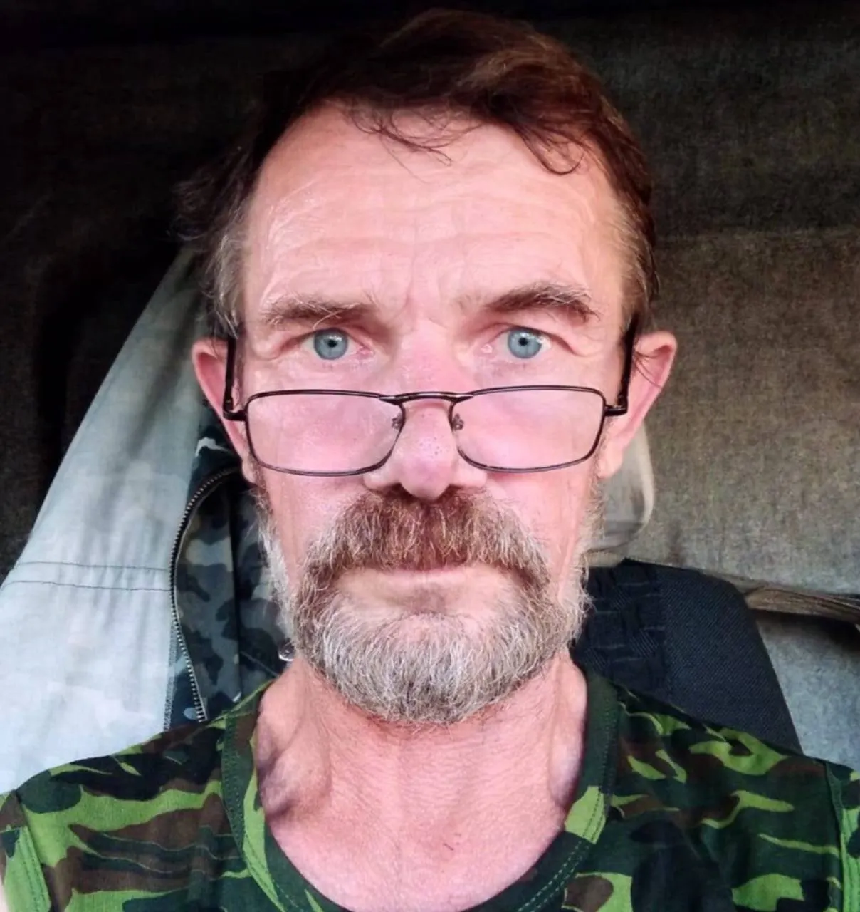 Дочь утверждает, что 58‑летнего Юрия Хоменко обманом заставили продать квартиру, женили на незнакомой женщине и через несколько дней отправили на войну в Украине; мужчина позже умер от ранений, она добивается проверки по факту мошенничества.