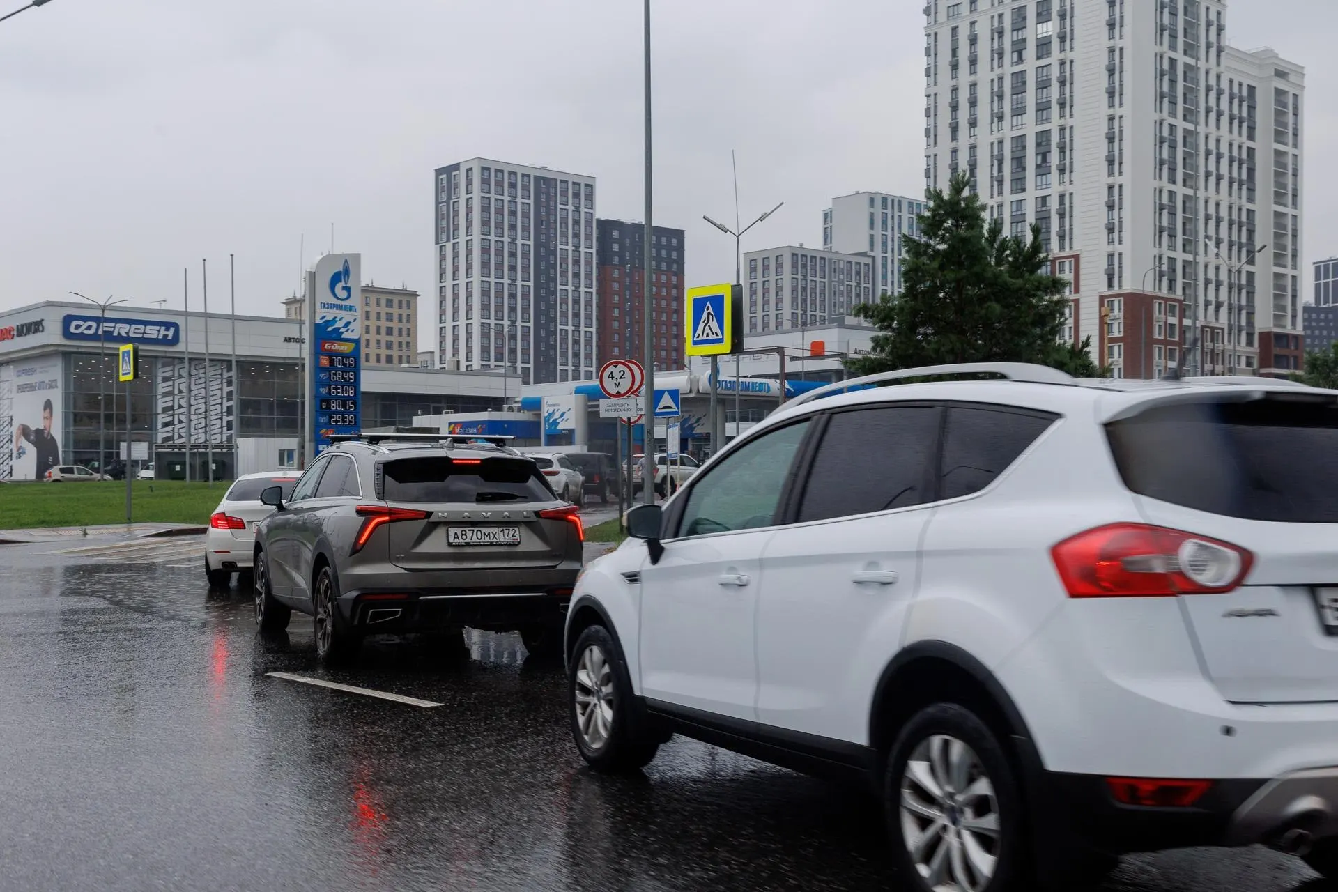 Власти временно приостановили вывоз дизельного топлива. Эксперты называют шаг вынужденным и временным — он может облегчить ситуацию, но не устранит всех рисков дефицита и перебоев поставок.