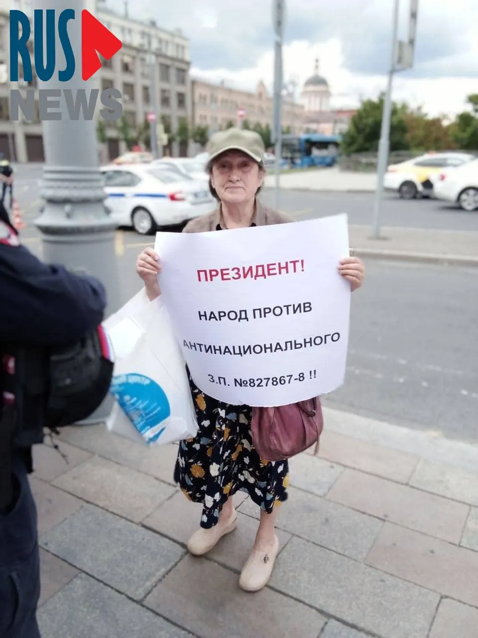 Наталью Шамину задержали на одиночном пикете на Старой площади в Москве. Активистка выступала против передачи регионам права снимать памятники с государственной охраны — градозащитники опасаются массовых сносов в интересах застройщиков.