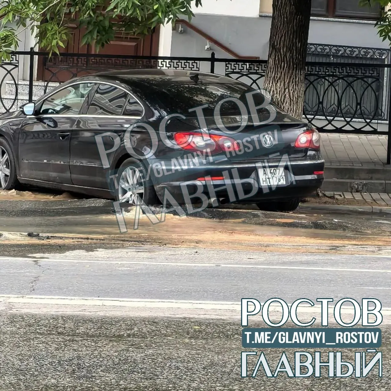 Жительница Ростова сообщила о сильной течи под проезжей частью на Ворошиловском проспекте в районе гимназии №45 — на месте нет ограждений и аварийных служб.