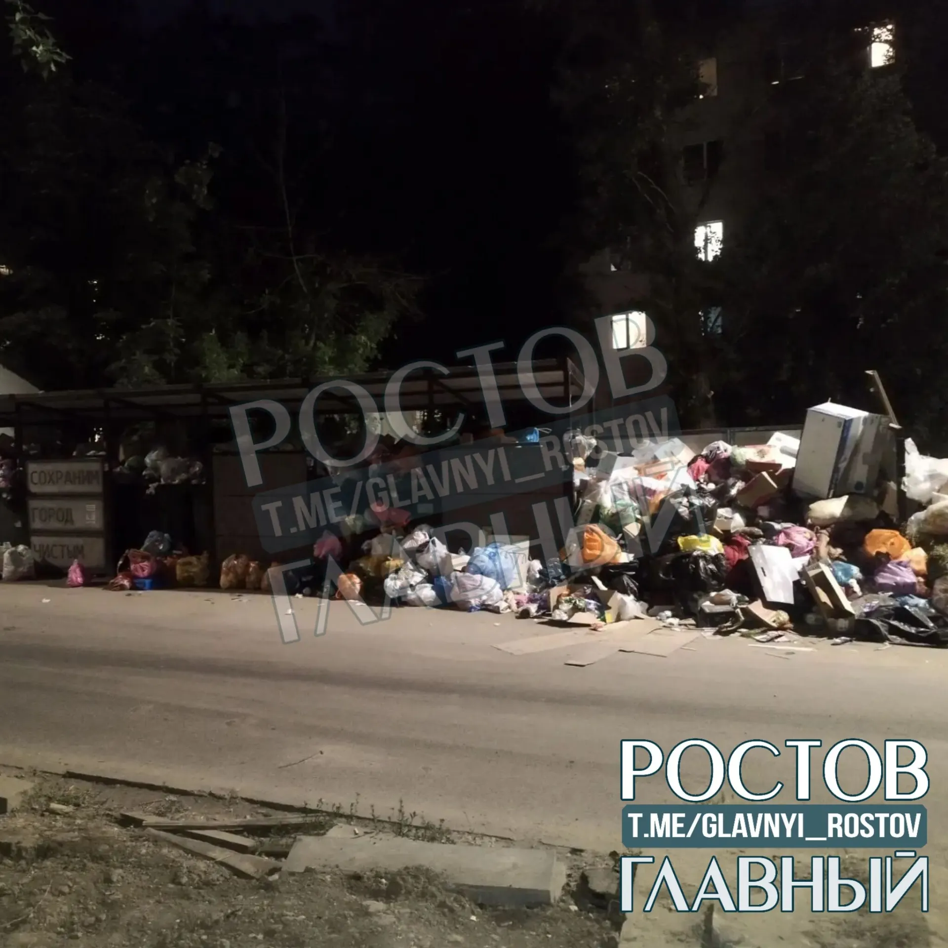 У дома 73/3 мусор регулярно складывают рядом с баками из‑за нехватки контейнеров; отходы разносит ветер, в районе стоит запах. Жители просят увеличить число ёмкостей и усилить вывоз мусора.