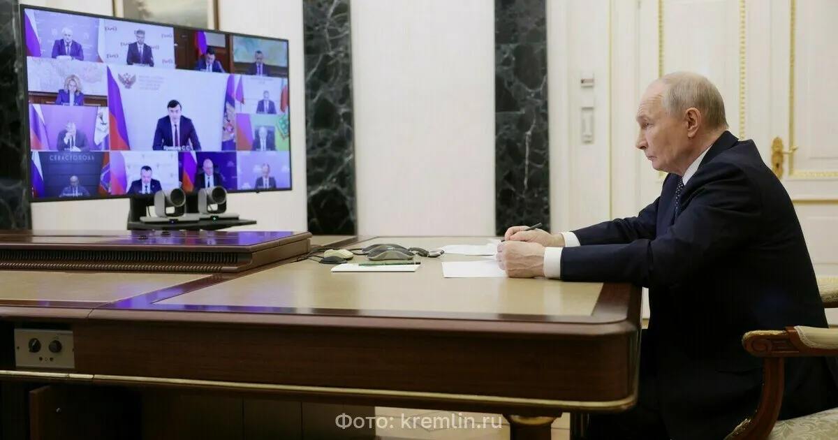 Президент потребовал оперативно развернуть возможности малого и среднего бизнеса для выпуска нефтепродуктов и обеспечить нормальное функционирование рынка.