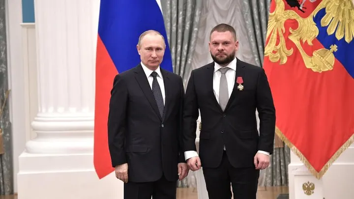 В декларации одного из первых кандидатов «ЕР» указано владение акциями Apple, Intel, Procter & Gamble и паевыми фондами. В партии заявляют, что иностранные активы были отчуждены до подачи документов.