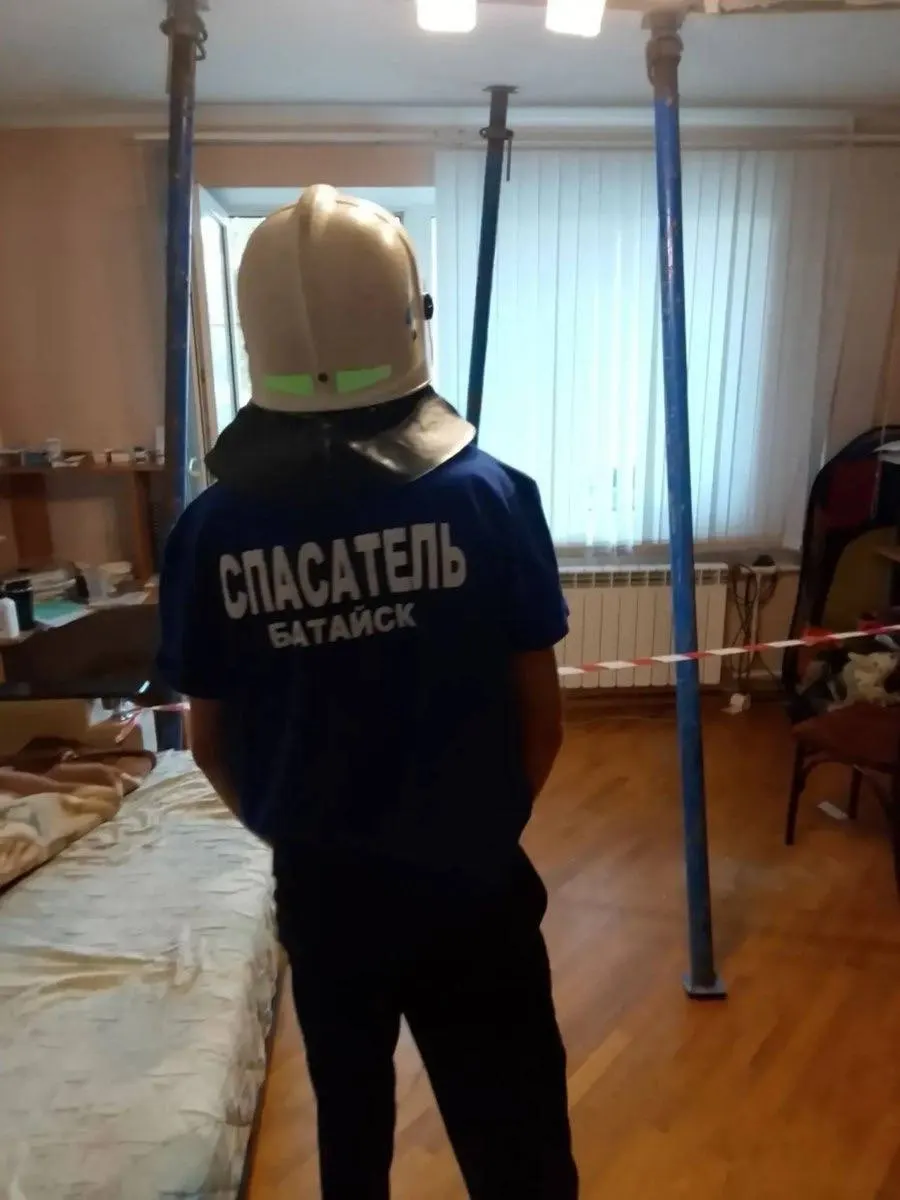 Между первым и вторым этажами дома в Авиагородке частично разрушилась плита перекрытия. На месте введён режим повышенной готовности; дальнейшие решения примут по результатам обследования и заключения специалистов.