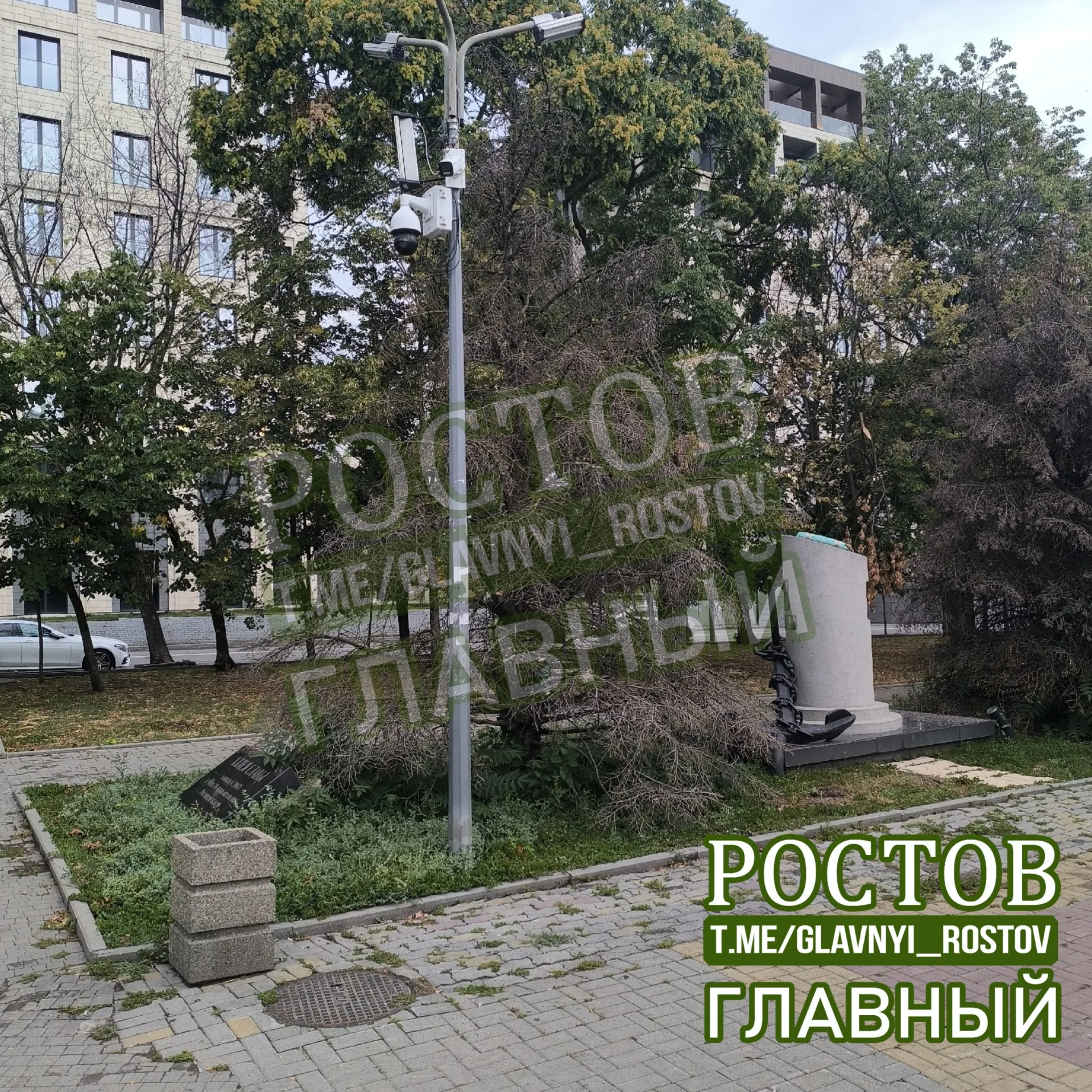 Житель Ростова-на-Дону пожаловался на запущенное состояние сквера со смотровой площадкой на улице Седова: поломанная урна, высохшие ели около 70 лет и множество камер на столбах портят вид при въезде в город.