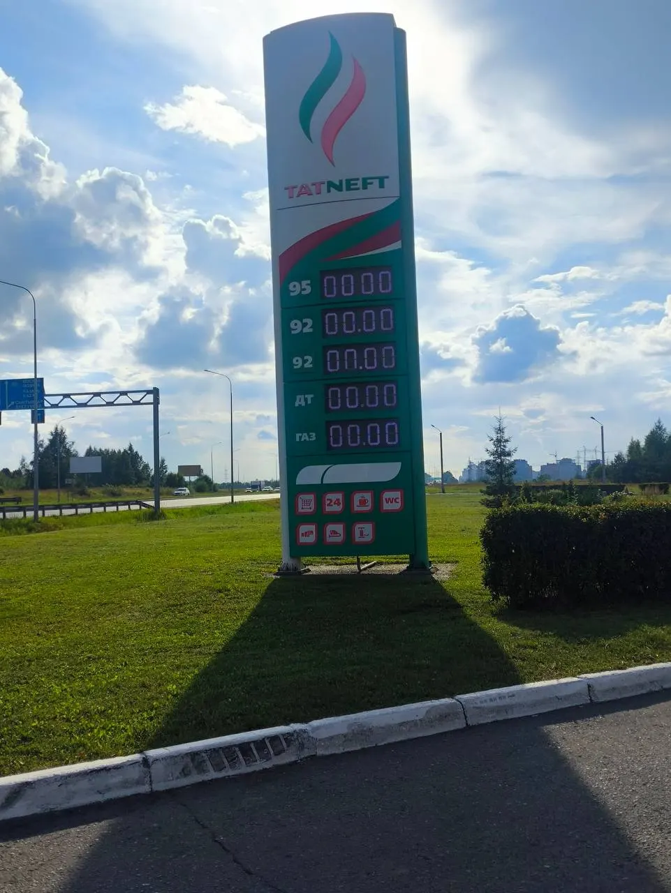 После ночной атаки на Ярославский НПЗ дефицит топлива в России усиливается: растут тарифы на прогулочные рейсы в Чебоксарах, крупнейшие компании ищут поставки за рубежом, а восстановление мощностей займёт как минимум месяцы.