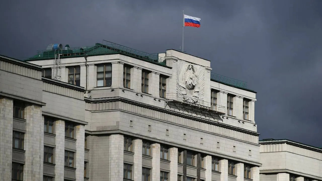 Госдума рассматривает законопроект, который вводит широкий перечень ограничений для россиян, покинувших страну: от блокировки банковских услуг и отказа в госуслугах до внесения в реестр. Закон может вступать в силу немедленно после публикации.