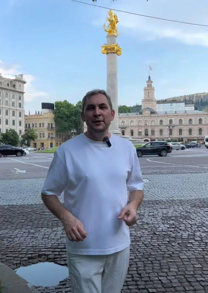 Блогера и автора популярного русскоязычного блога о Грузии внесли в реестр Росфинмониторинга. У него более 115 тыс. подписчиков; Левшиц ранее освещал тбилисские протесты 2025 года и пока не комментировал внесение в реестр.