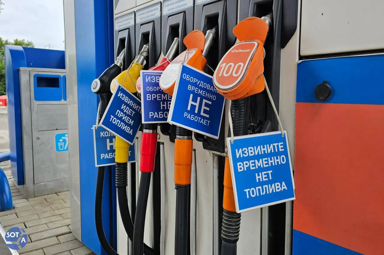Медианные цены на основные марки бензина и дизеля выросли двузначными процентами. Из‑за ремонтов НПЗ, сезонного спроса и дефицита в ряде регионов существенного падения цен в ближайшие недели эксперты не прогнозируют.