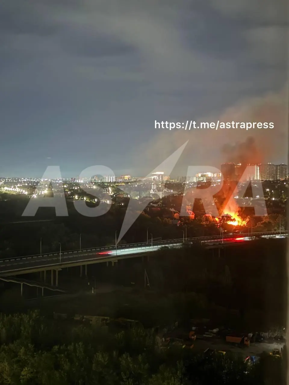 Ночью — атаки беспилотников по Белгороду и Ростову с погибшими и пострадавшими, российские удары по Украине, рейды в Петербурге, новые законы о мигрантах и регулировании ИИ и культурный проект в Калининграде.