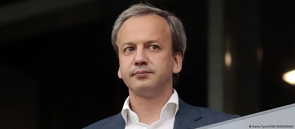Аркадий Дворкович объявил о временной отставке с поста президента Международной шахматной федерации после внесения его в 21-й пакет санкций ЕС; он намерен обжаловать решение в суде.