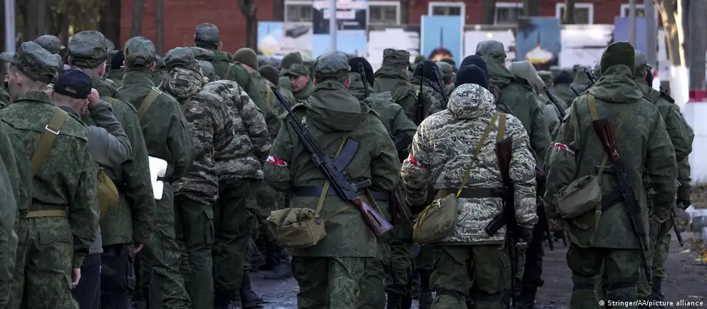 Обсуждения возможной новой волны мобилизации в России идут на фоне проблем с набором контрактников и высоких потерь на фронте. Власти опровергают слухи, независимые расследования указывают на снижение набора, а эксперты оценивают риски и последствия для боеспособности армии.