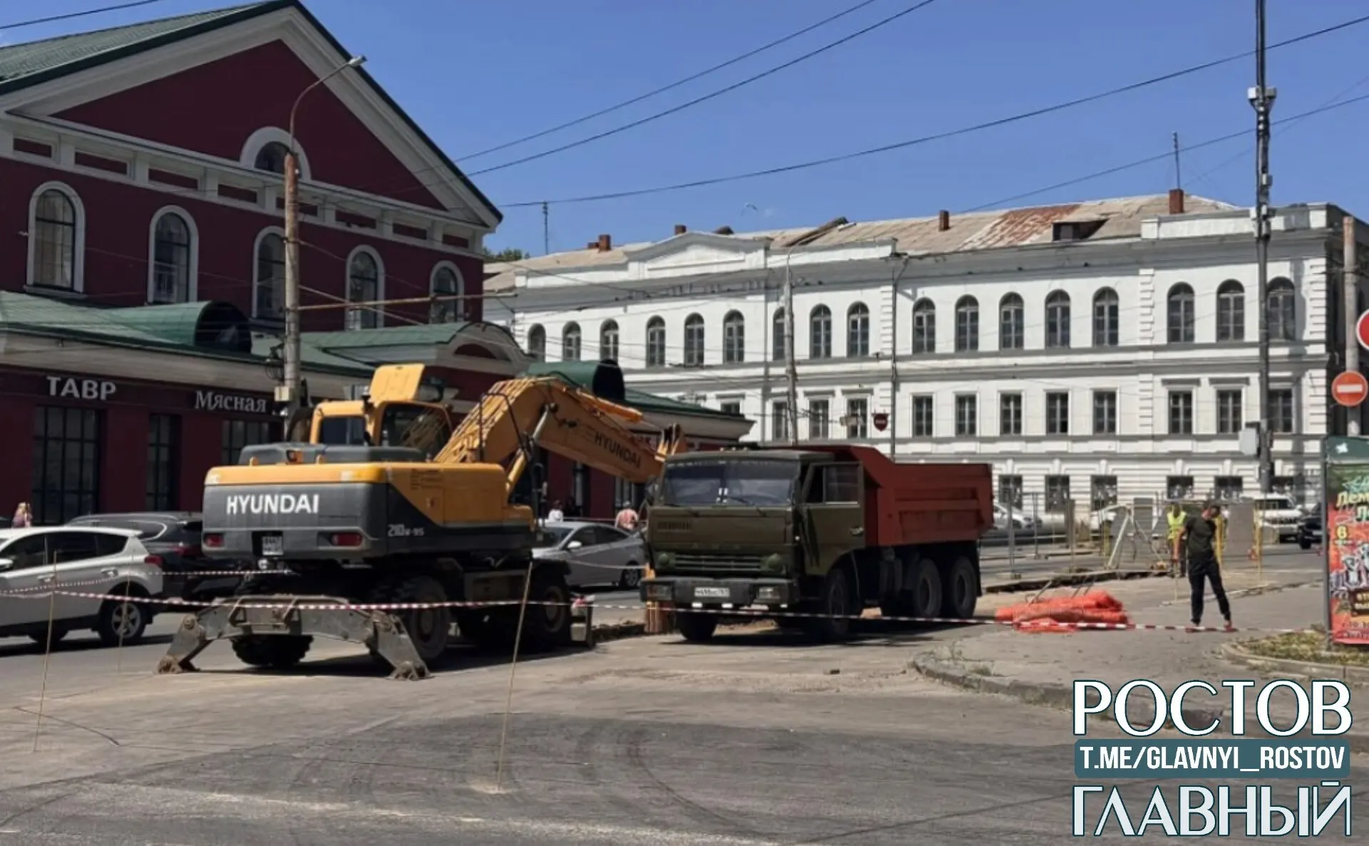 На улице Черевичкина свежеуложенный асфальт пролежал меньше месяца: после официального завершения ремонта дорогу раскопали для прокладки коммуникаций. Жители требуют объяснений, рабочие обещают «бесшовный» ремонт.